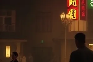 《镜面之城》封面，玻璃幕墙映出交错的街道