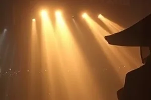 《长夜航线》封面，雨夜码头与成排集装箱的冷调剧照