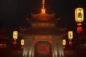 《沙漏之外》封面，沙漏与摊开的怀表齿轮
