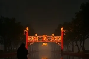 《潮汐来信》封面，海边信箱与泛黄信纸的暖色构图